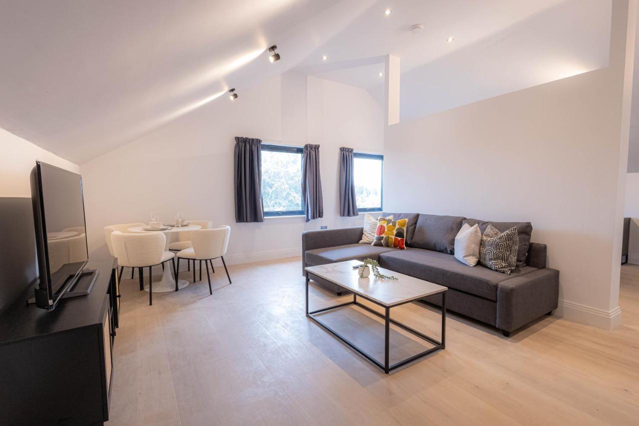 Stylish Apartments With Balcony For Upper Apartments & Free Parking In A Prime Location - Five Miles From Heathrow Airport 억스브리지 외부 사진